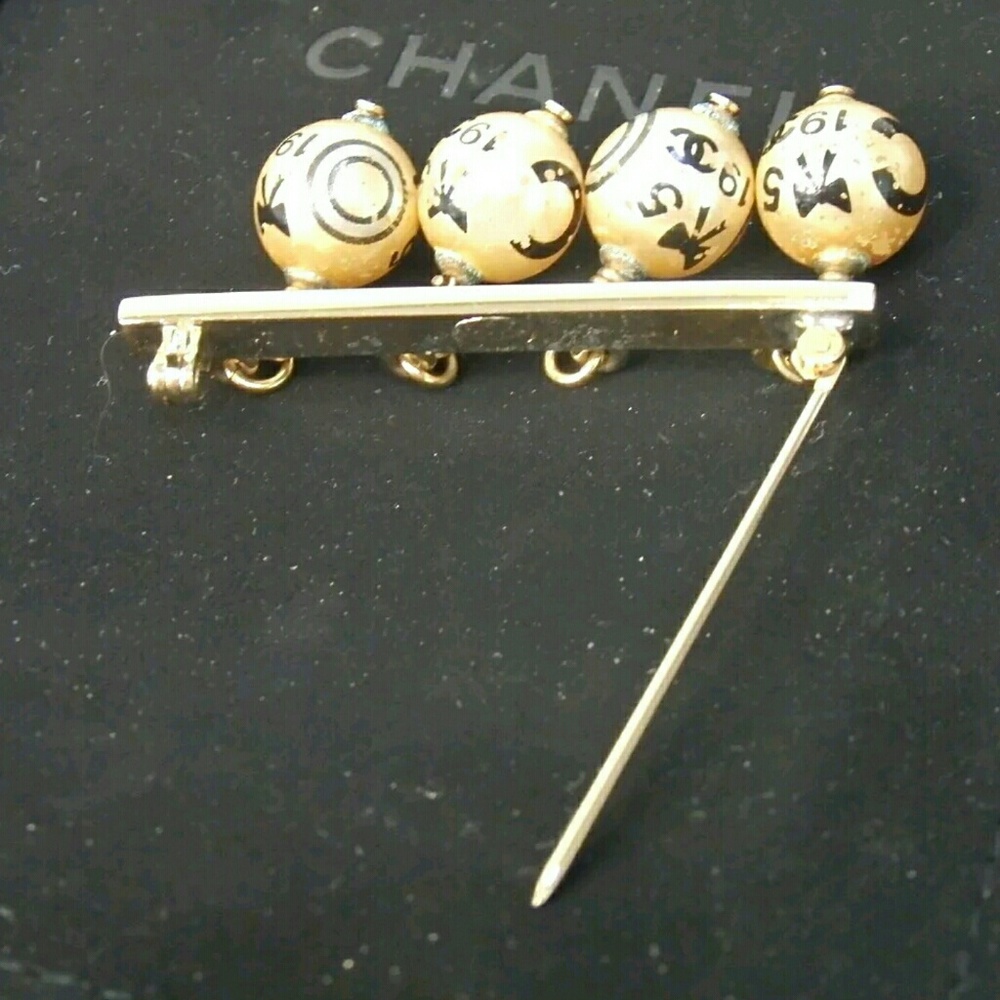 Chanel gold brooch pin bar with dangling pearl - Picture 2 of 3